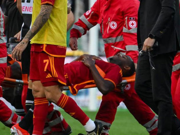 Cầu thủ Roma đổ gục xuống sân, trận đấu Serie A bị hủy bỏ