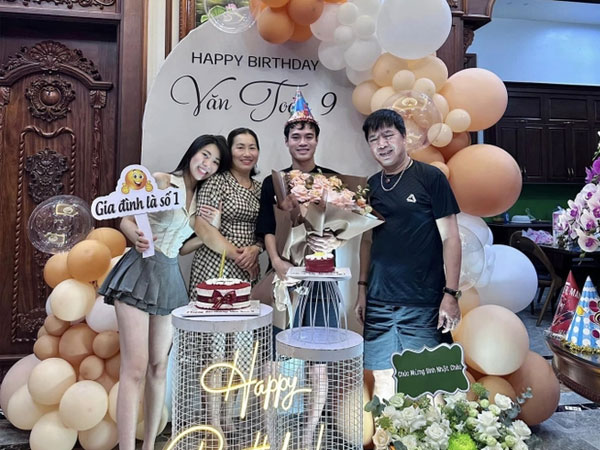 'Chủ tịch' Văn Toàn đón sinh nhật trong biệt thự bạc tỷ, em gái tiết lộ gia đình mất 15 năm mới làm được một điều cho anh trai