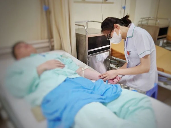 Hi hữu: Chú rể Nam Định nhảy tưng bừng trong ngày cưới, ngã dập 'cậu nhỏ' phải nhập viện cấp cứu