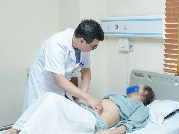 Cụ bà 74 tuổi bất ngờ có 2 bàng quang