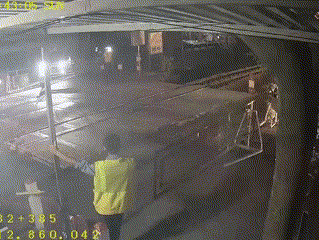 Thót tim cảnh nhân viên gác chắn cứu người đàn ông đang lao vào đoàn tàu