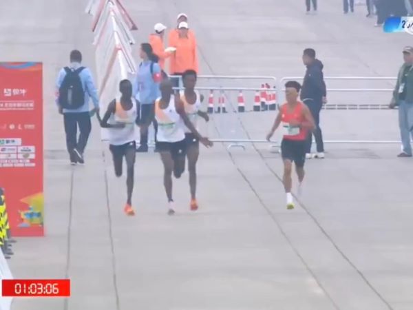 Video: Nghi vấn các VĐV châu Phi cố tình 'nhường' ngôi sao Trung Quốc giành chiến thắng trong giải điền kinh Bắc Kinh