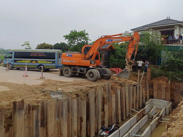 Thanh niên tử vong cạnh xe máy dưới cống nước công trình