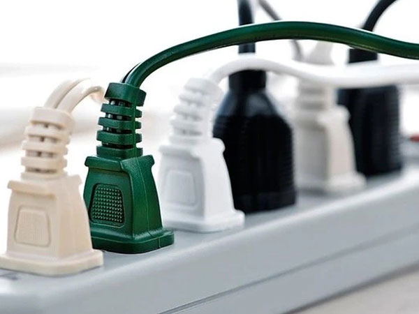 3 loại phích cắm dùng xong không rút còn 'ngốn điện hơn cả điều hòa', khiến tiền điện trong nhà tăng 'chóng mặt'