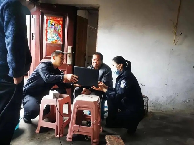 Chữa bài tập về nhà, cô giáo tái mặt với đoạn văn lạ, lập tức báo cảnh sát: Hình như học sinh tôi giết người!