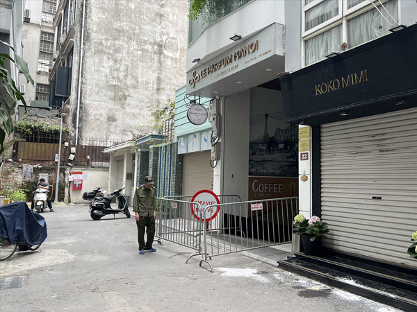 Hà Nội: Sập mái kính nhà 8 tầng ở phố cổ, 2 người chết