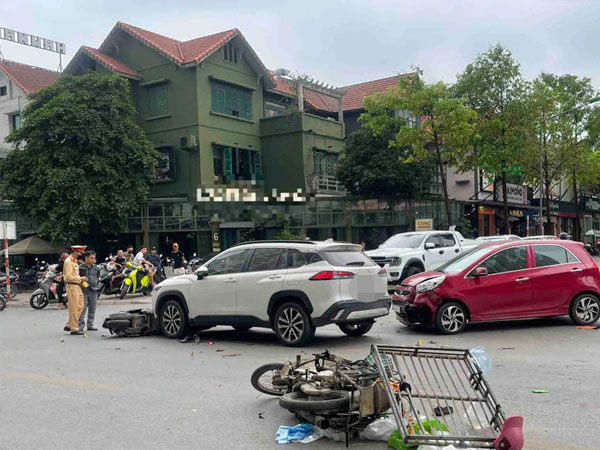 Nữ tài xế mất lái tông thẳng vào người đi đường ở Hà Nội