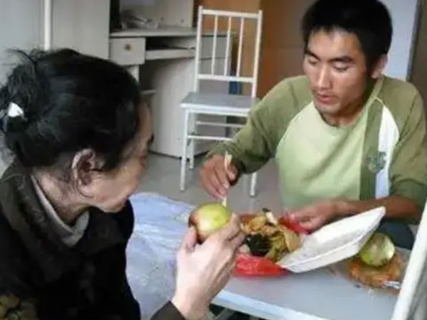 Bố mất, mẹ tâm thần, chàng trai này vẫn chưa từng suy sụp: Cuộc sống 30 năm sau xứng đáng là 'tấm gương truyền kỳ'