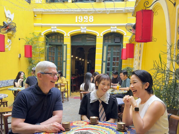 Bắt trọn Tim Cook ngồi cafe phố cổ với diva Mỹ Linh và Mỹ Anh tại Hà Nội