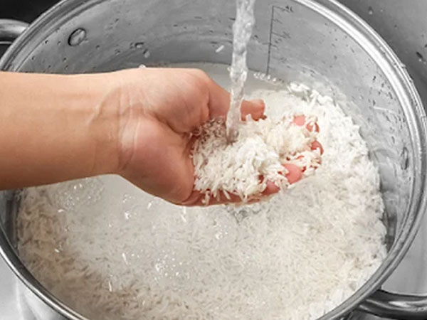Vo gạo trước khi nấu có tốt không?