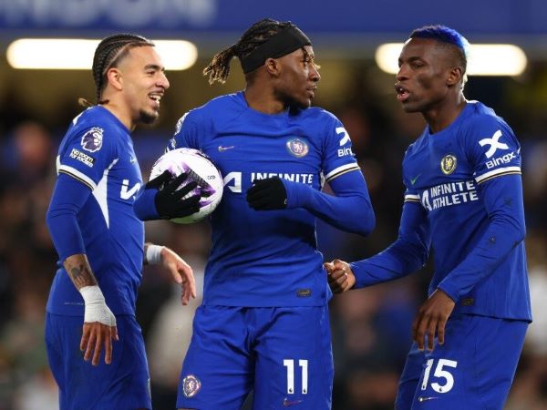 Pochettino giận tím người vì cầu thủ Chelsea tranh đá penalty