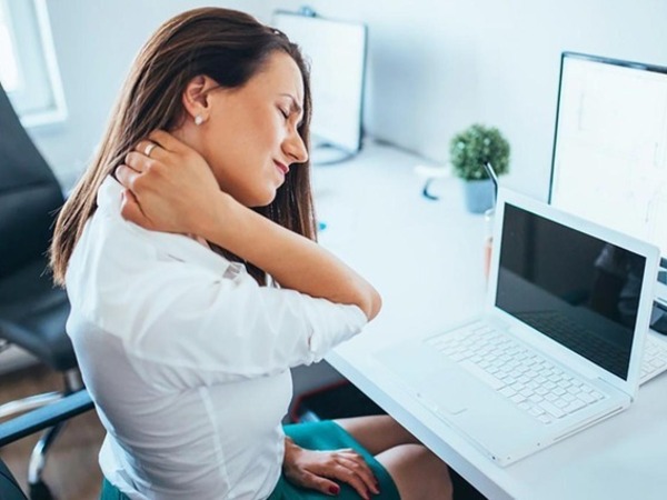 4 bài tập thể dục cho dân văn phòng hay bị đau vai gáy cổ