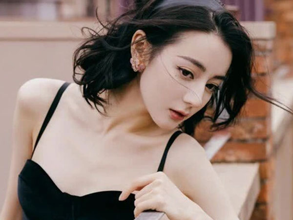 Địch Lệ Nhiệt Ba làm 1 việc trước khi trang điểm, chị em làm theo sẽ bảo tồn collagen, tránh già nhanh do makeup nhiều