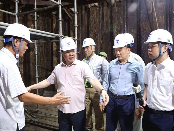 Bí thư Hà Nội kiểm tra cống ngầm gom nước thải sông Tô Lịch