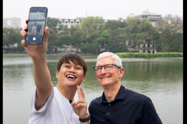 Ảnh của Tim Cook chụp với Duy Thẩm bị CĐM quốc tế nghi ngờ Photoshop
