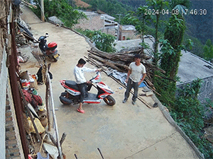 Thanh niên ôm theo bạn lăn xuống sườn dốc khi xe tay ga gặp sự cố