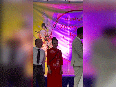 'Nhanh như chớp': MC đám cưới vừa hô lớn 'hôn đi', bố chú rể liền có hành động khiến quan viên hai họ 'sửng sốt'