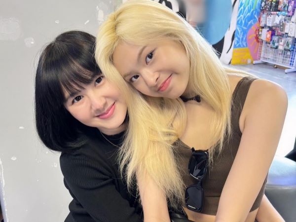 Mẹ của 'tiểu Lisa' gây bão mạng với visual siêu trẻ ở tuổi U45, style ngoài đời cũng hack tuổi không kém