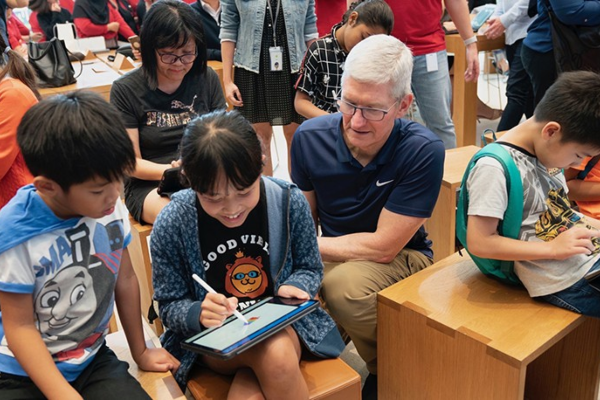 Tim Cook từng giao báo, nướng thịt để... có tiền đi học