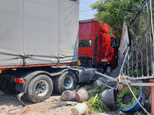 Xe container tông liên hoàn ở cửa ngõ TP.HCM, cuốn xe máy nằm gọn dưới gầm