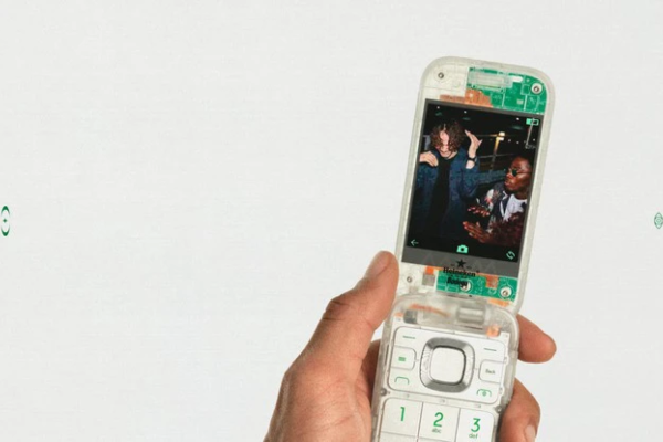 Đây là 'The Boring Phone': Chiếc điện thoại buồn tẻ nhất thế giới của Heineken mà bạn sẽ không thể mua được