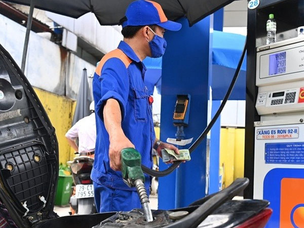 Giá xăng đồng loạt tăng, RON 95 vượt 25.000 đồng/lít