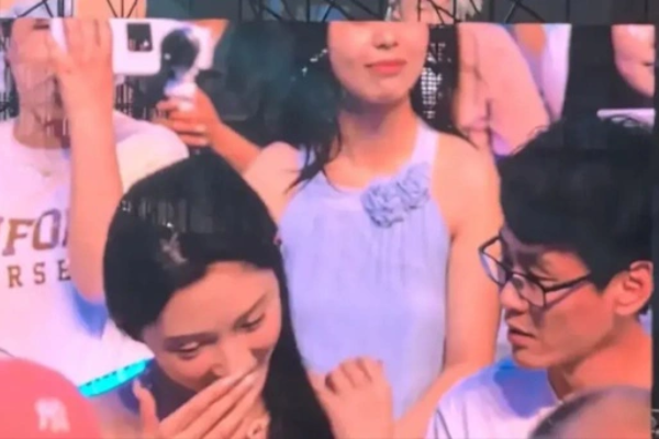 Ồn ào hot girl đu concert có đôi nhưng lên sóng lại bảo đi một mình, anh người yêu ngồi cạnh 'xịt keo' cứng ngắc