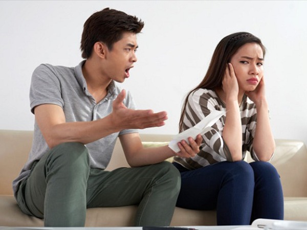 Chồng vay tiền cá độ, vợ có phải trả nợ?