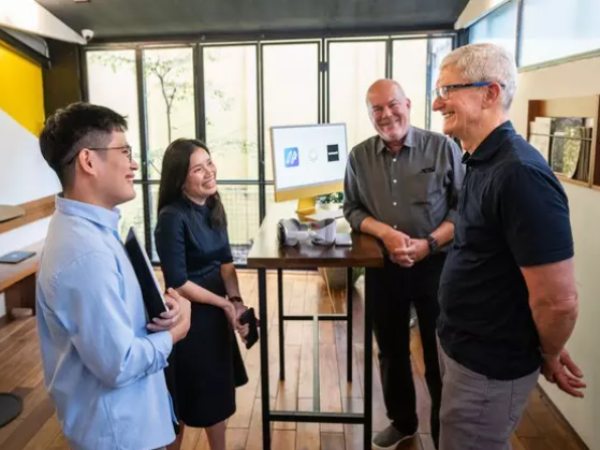 Tim Cook ăn mặc tối giản khi tới Việt Nam, có phải phong cách chung của các tỷ phú?