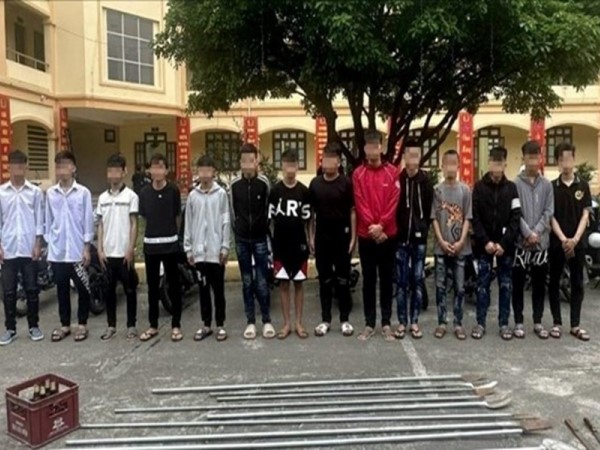 Triệu tập 29 thanh, thiếu niên mang dao phóng lợn, chạy xe náo loạn đường phố