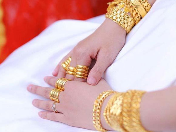 Cho anh chị vay 5 cây vàng, tới ngày hẹn nhận lại 1 phong bì thư: Thứ bên trong khiến tôi điếng người!