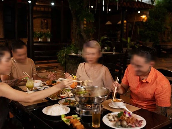 Anh em tôi bàng hoàng khi bố mẹ tuyên bố sẽ để hết tài sản cho anh hàng xóm