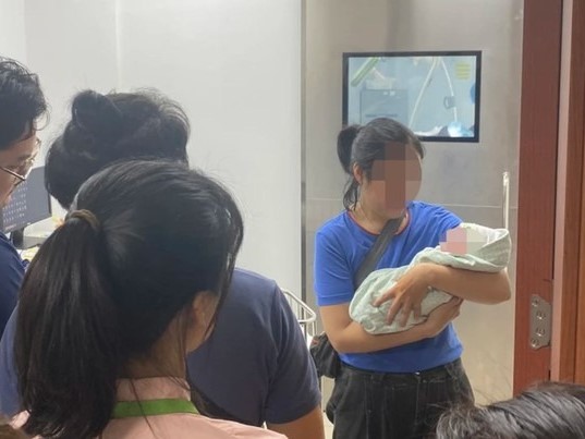 Bố bé gái 12 tuổi mang thai: 'Sau khi đẻ mổ, con gái tôi khóc vì cảm nhận được đã mất đi một cái gì đó'