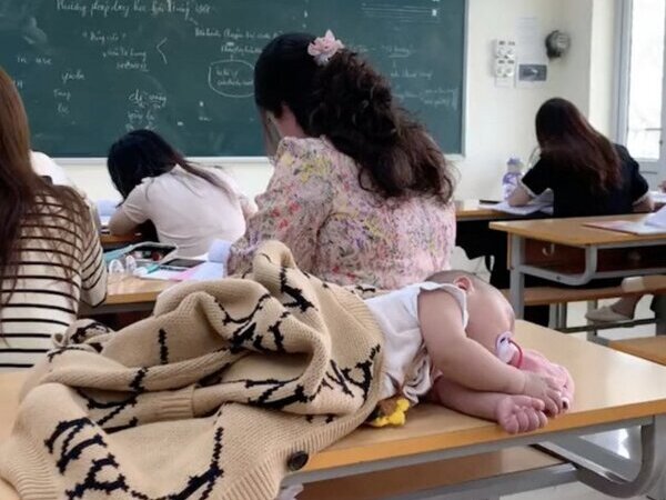 Nữ sinh Việt ôm con lên giảng đường, vừa học vừa chăm con khiến nhiều người thấy thương