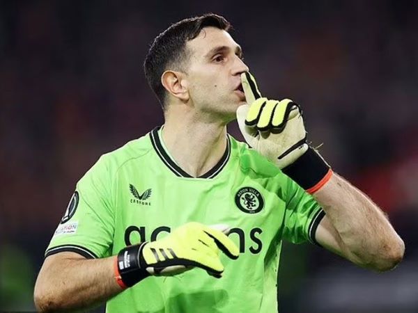 Tranh cãi thủ môn Martinez 2 thẻ vàng, vẫn ở lại sân để làm người hùng Aston Villa