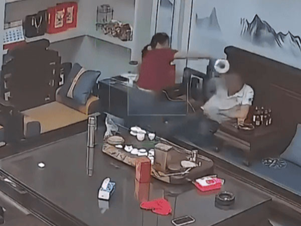 Vợ dội ấm nước sôi vào đầu chồng vì mâu thuẫn: Cư dân mạng 'quay xe' sau khi chứng kiến cảnh trước đó