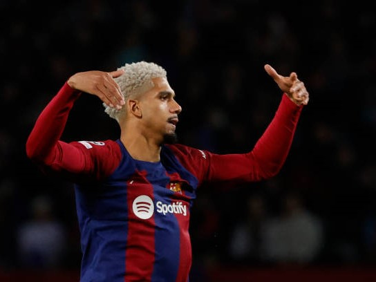 Nội bộ Barca chia rẽ vì Ronald Araujo