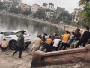 Hà Nội: Ô tô lao xuống hồ Định Công, hàng chục người 'hò dô' kéo lên bờ