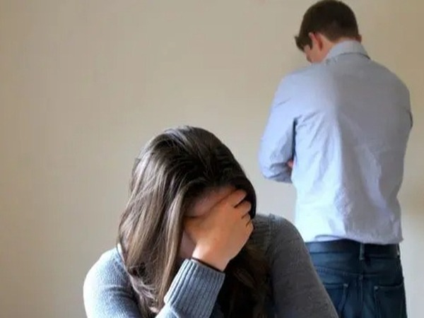 Sau sự cố phòng the, chồng đưa ra lời đề nghị oái oăm khiến tôi nghẹn đắng