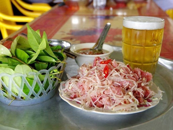 Người đàn ông bị viêm màng não vì sở thích ăn nem chua, thịt lợn tái