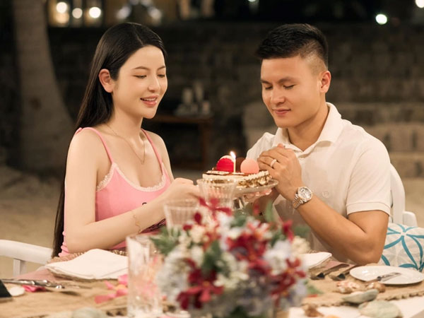 Báo Trung Quốc trầm trồ với Quang Hải: 'Cưới vợ xinh đẹp, mua xe sang, cuộc sống viên mãn'