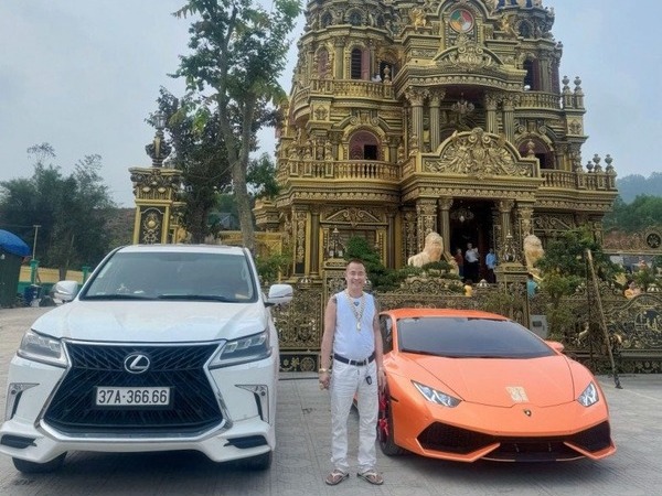 Đại gia đồng nát sở hữu lâu đài dát vàng 100 tỷ tiết lộ vừa sắm siêu xe hàng chục tỷ để 'ngắm cho vui'