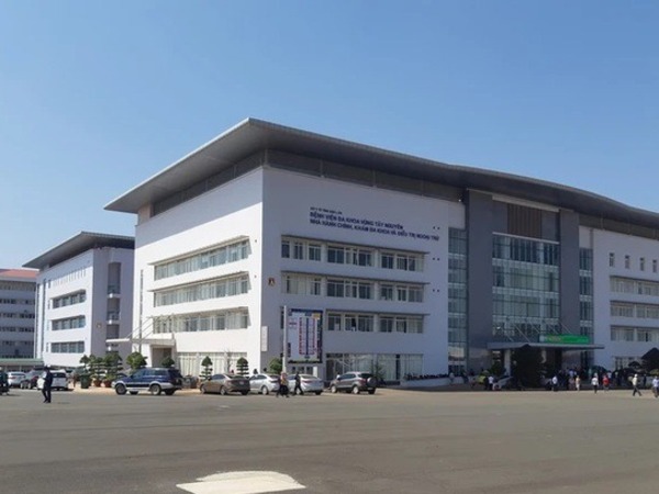 Nghịch tử 2 tay 2 dao chém mẹ tới tấp: Nhiều vết thương khó bình phục