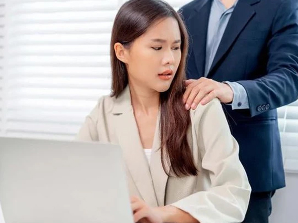 Quấy rối tình dục chốn công sở: Lời biện minh 'Chỉ đùa thôi mà' và nỗi ám ảnh khôn nguôi của nhiều nạn nhân