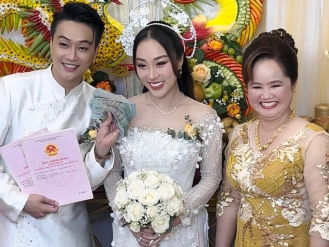 Ca sĩ TiTi (nhóm HKT) được mẹ vợ trao hai sổ đỏ, vài trăm triệu đồng tiền mặt trong đám hỏi ở Cần Thơ
