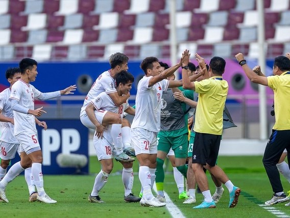 Ngoài tấm vé từ kết, HLV Hoàng Anh Tuấn còn tặng 'món quà quý' vô giá cho U23 Việt Nam
