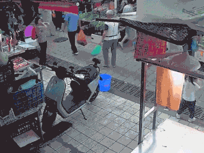 Clip: Xe điện đang sạc thì bùng cháy giữa chợ đông người
