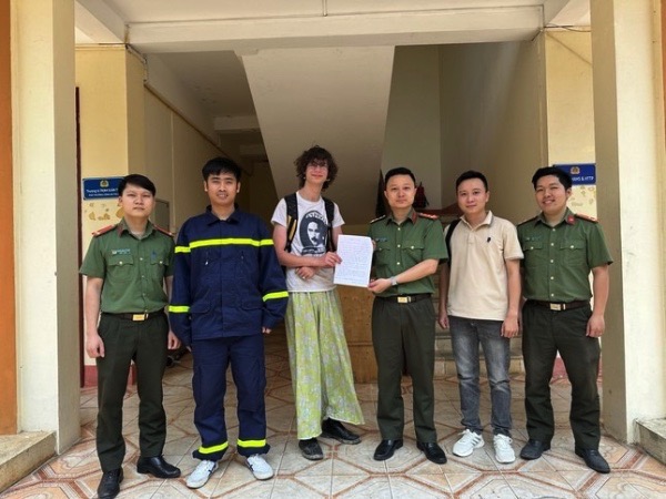 Xuyên đêm cứu hộ thành công du khách người Anh lạc giữa rừng Hoàng Liên