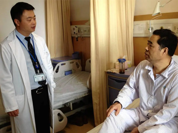 Ông bố nhập viện vì gãy đốt sống lưng, khi biết thủ phạm ai nấy ngán ngẩm: Biết 'bắt đền' thế nào?