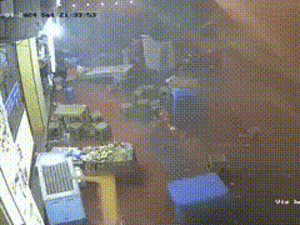 Người bảo vệ kể lại khoảnh khắc mưa lốc kinh hoàng ở Hà Nội khiến bốt bảo vệ nặng vài tạ bị hất tung cả trăm mét, vỡ nát